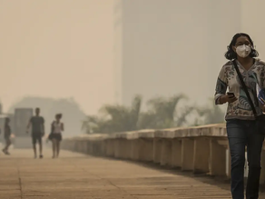 Fumaça das queimadas envolve Brasília e aumenta alerta de crise ambiental no Brasil