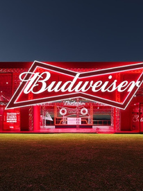 Com mixtape gravada na hora e fitas K7, Budweiser transforma nostalgia em experiência no Lollapalooza Brasil 2026