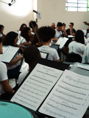 Orquestra da Rocinha participa dos 50 anos de entidade do setor elétrico