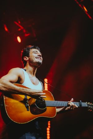 Tiago Iorc celebra dez anos de Troco Likes com show comemorativo em Brasília
