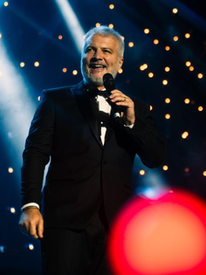 Clássicos de Frank Sinatra ganham tributo em voz e piano no Teatro Nacional