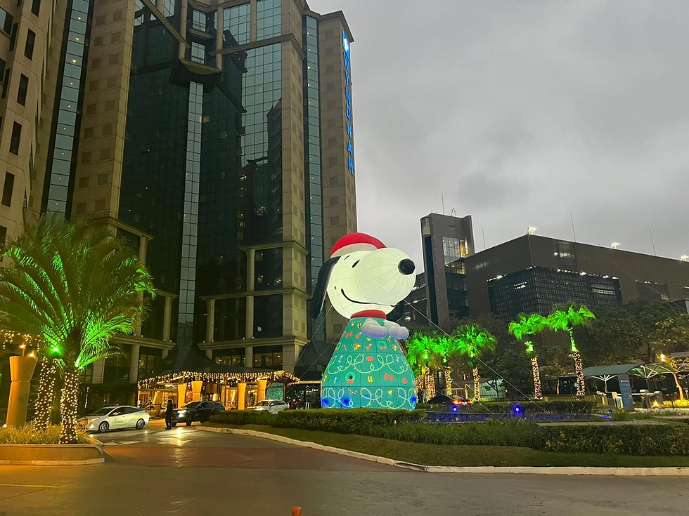 Wyndham Ibirapuera inaugura árvore de Natal temática de 11 metros inspirada no Snoopy