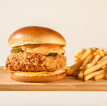 Em comemoração ao aniversário de 12 anos, T.T. Burger lança dois burgers exclusivos, um a pedido do público, disponíveis por tempo limitado