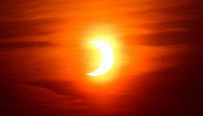 Neste sábado, 29 de março, ocorrerá o belo evento do Eclipse Solar Parcial, podendo ser acompanhado via internet, uma vez que não será observado no Brasil
