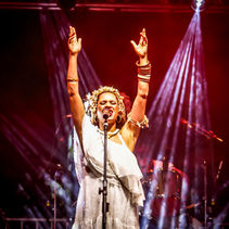 Renata Jambeiro celebra Clara Nunes em show beneficente no DF