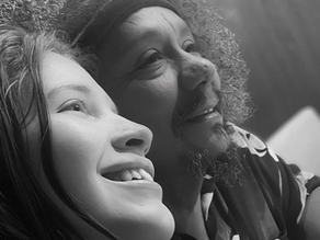 Cantor Chico César curte praia ao lado de namorada 30 anos mais jovem