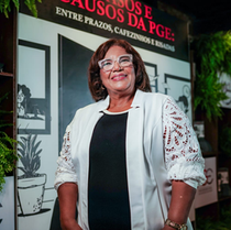 Jornalista Mara Santana lança em Brasília livro com bastidores e causos inusitados