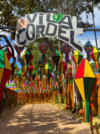 Arraial do Cordel traz a Brasília a autêntica tradição junina em formato open food e open bar