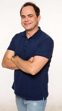 Humorista carioca traz o show “Botando Pilha” para Brasília