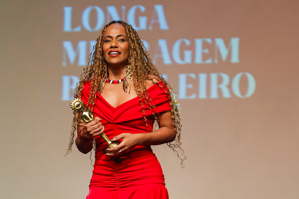 Naruna Costa leva Kikito de Melhor Atriz Coadjuvante no 54º Festival de Cinema de Gramado