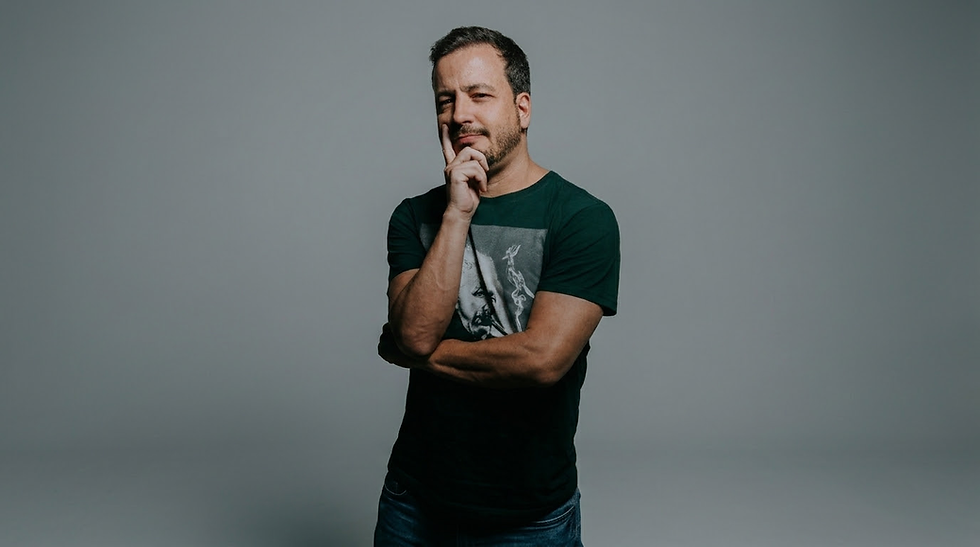 Rafael Cortez, jornalista e humorista, discute o poder das narrativas em evento no interior de SP