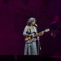 Simone faz show sold out em SP e sai em turnê pelo Brasil
