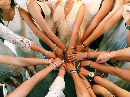 Circulo de mujeres uniendo sus manos