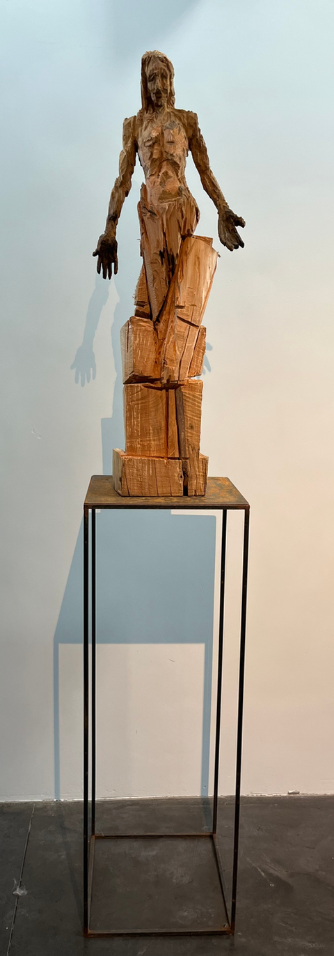 Sarah Bourlard  I  Sculptures en bois taillées à la tronçonneuse  I  Wooden sculptures carved with a chainsaw.