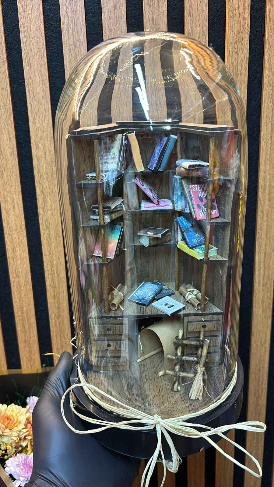 Küçük resim: Cam Fanusta Dekoratif Kitaplık