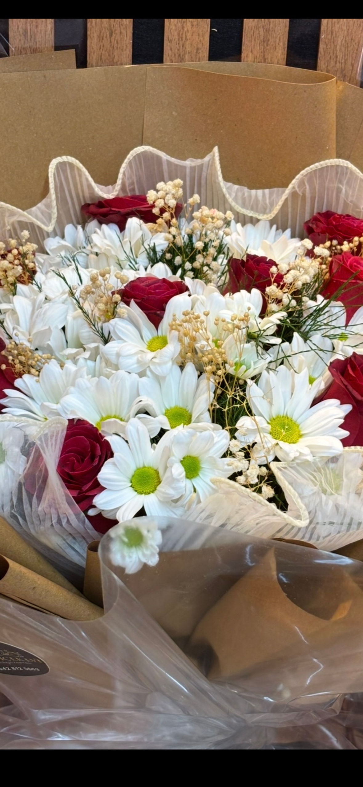 Kırmızı gül ve papatya buketi 