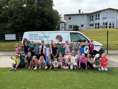 DFB-Mobil im Rahmen des "Sepp-Herberger-Tages" zu Besuch in Atzelgift