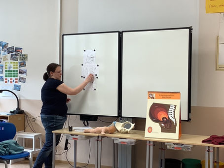 Hebamme Frau Ines Kambeck auch dieses Jahr zu Besuch in unserer 4. Klasse