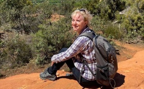 Femme face au vide de la falaise heureuse d'avoir développé la confiance en soi
