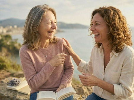 2 femmes discutent joyeusement et en toute confiance, la blessure de trahison a disparu