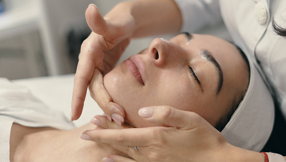 Lifting naturel du visage par massage Kobido - effet anti-ride après 40 ans