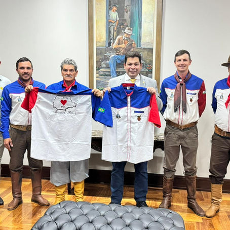Gugu Bueno entrega homenagem aos 40 anos do CTG Coração do Paraná em Manoel Ribas