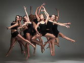 De nombreux danseurs en noir
