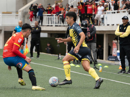 San Luis gana a estadio lleno y presiona al líder
