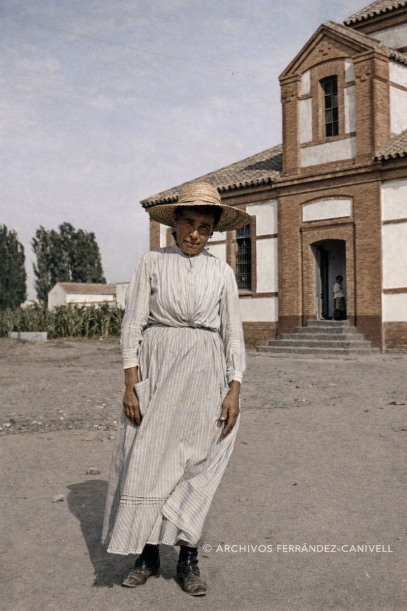 Retrato de mujer junto a la parte trasera de la iglesia de Torre del Mar (años 20). FUENTE- Familia Fernández-Canivell