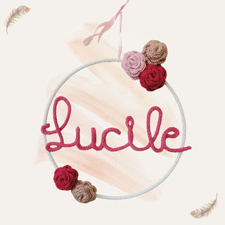 imaginez une magnifique couronne ornée du prénom de votre enfant, réalisé au tricotin, agrémentée de délicates roses confectionnées au crochet. C'est un cadeau de naissance unique et plein de tendresse.