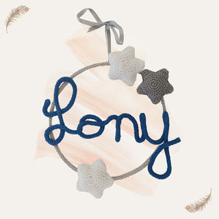 Tricotin avec le prénom de votre bébé dans une couronne avec des étoiles réalisé au crochet parfait pour une décoration unique