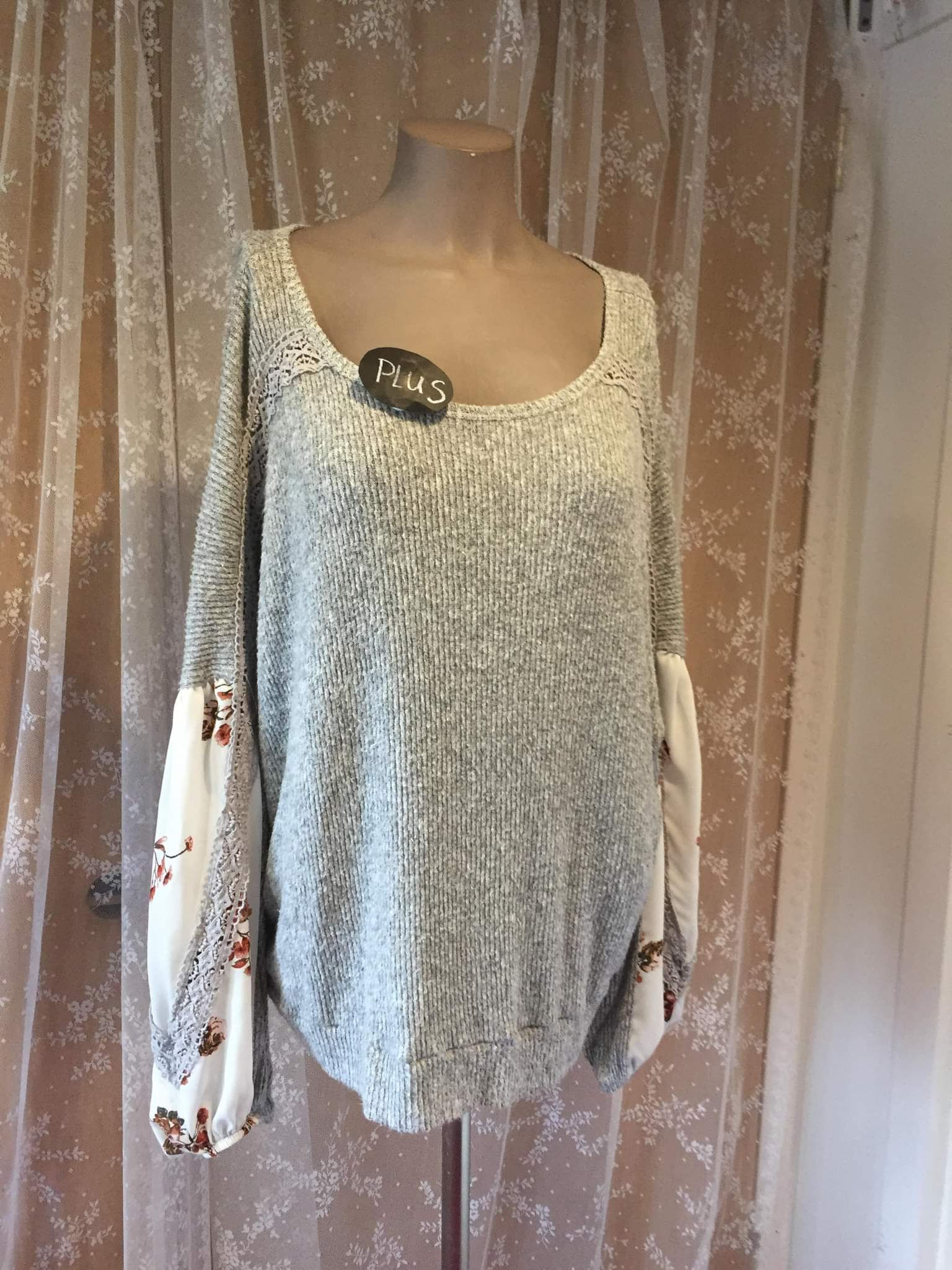 PLUS/2XL grey top with floral puffy sleeves