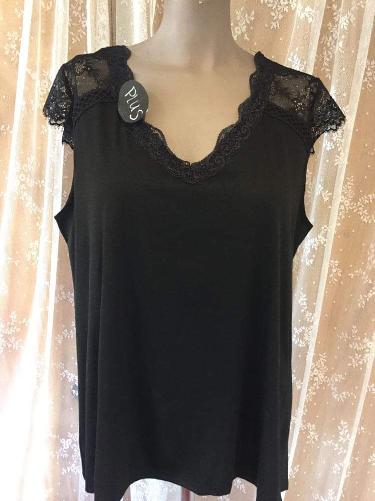 PLUS/2x nwt black blouse with lace