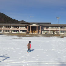 雪の開田小学校の校庭をお散歩