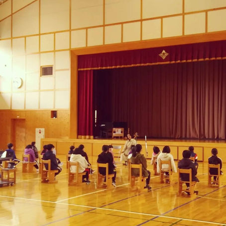 〈開田小学校で馬頭琴コンサート〉