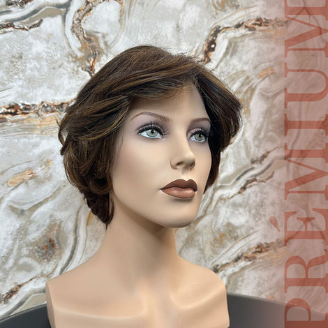 Klasszikus rövid fazonú sötétbarna kevert-szálas prémium paróka oldalnézetből, természetes hatású női viselet a Myra Wig Parókaszalon kínálatából Budapesten.