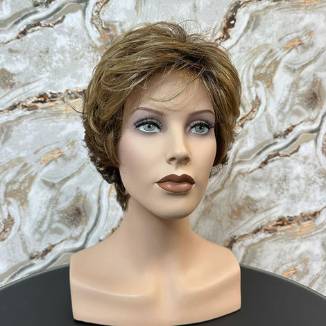 Rövid, világosbarna, enyhén tépett női paróka, Myra Wig Parókaszalon termékfotó.