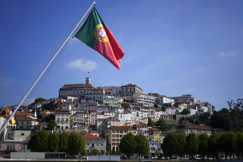 bandeira de Portugal com paisagem da cidade