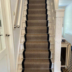 De traploper geeft een chique uitstarling