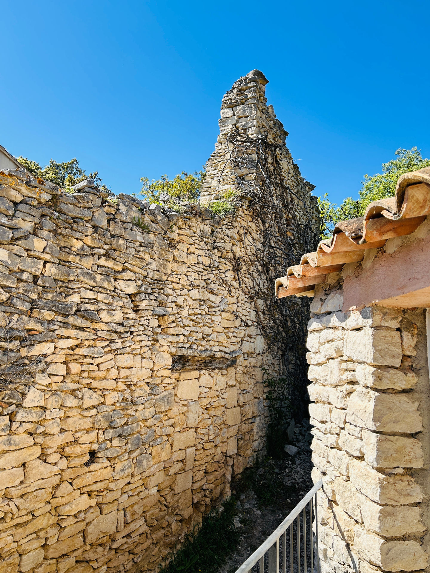 By taking this path you reach the Château de Joucas and the windmill