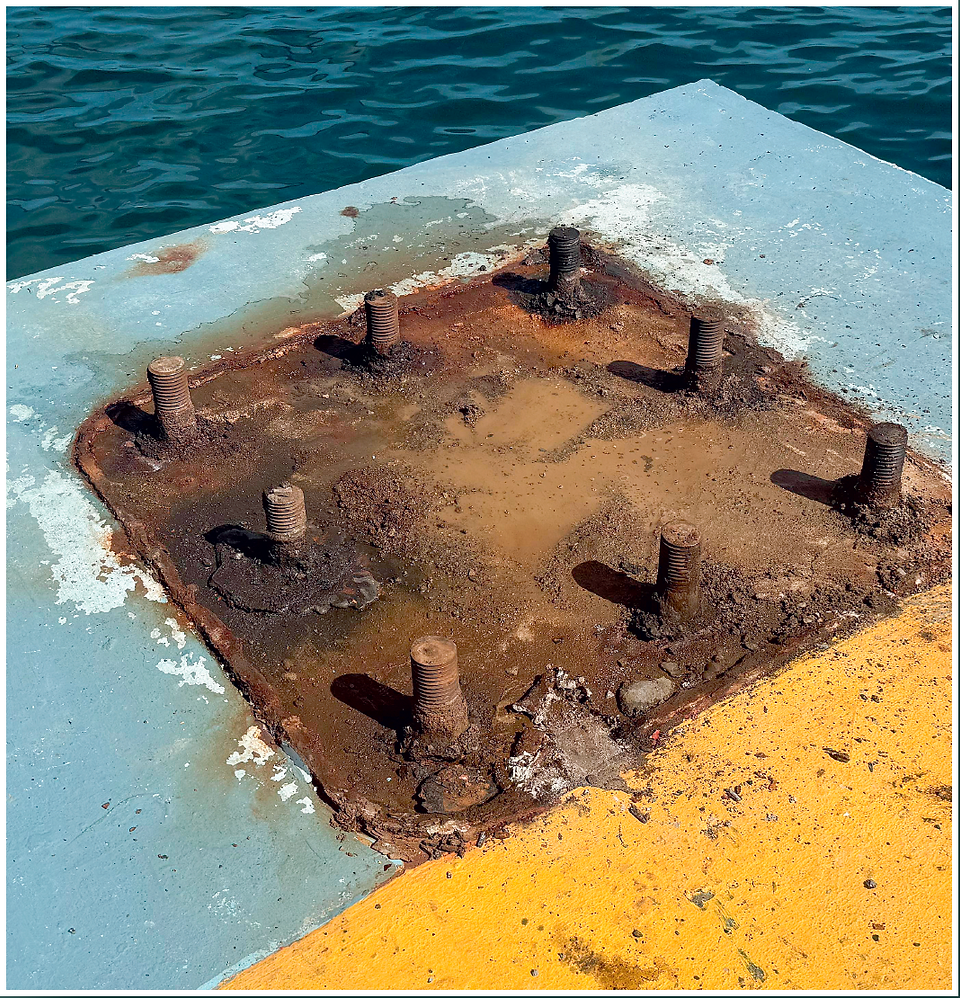Base d'un bollard avec ancrages corrodés