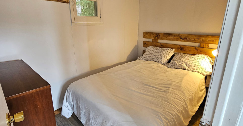 Mazinaw Lakeview Cottage #2 Double Bed Bedroom