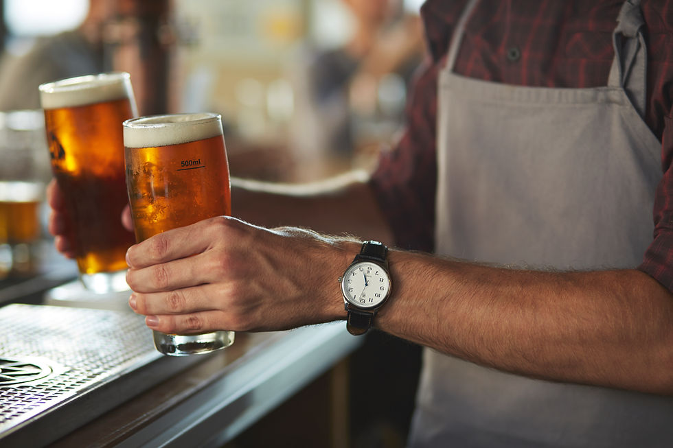Barman die bier serveert