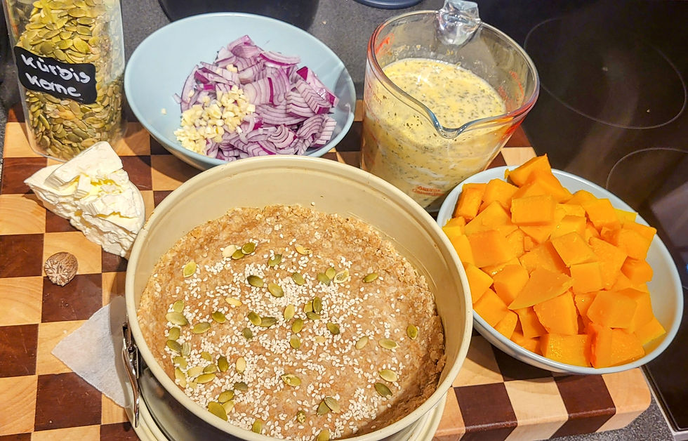 „Alle Zutaten versammelt – gleich wird aus Kürbis, Zwiebeln, Schafskäse und Kräuter eine herrlich gesunde Herbst Quiche.“