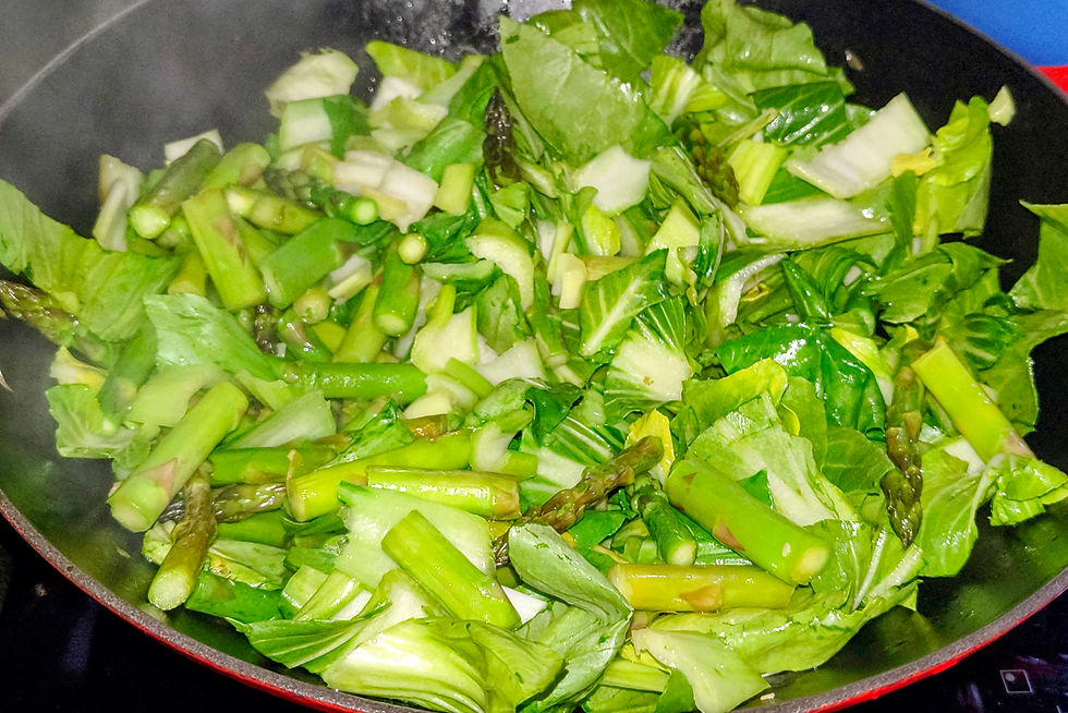 Knackiger Spargel und frischer Pak Choi