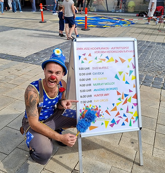 מצביע על טבלה.jpg