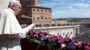 Francisco: "Cristo está vivo y también hoy pasa, transforma y libera"