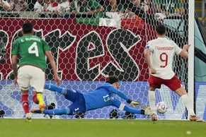 Polonia y México empataron y le dieron aire a Argentina