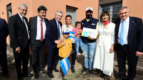 Alberto Fernández y Jaldo entregaron 100 casas en Manantial Sur