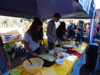 Ansturm auf die Crêpes der Ev. Jugendallianz auf dem Apfelfest